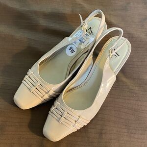 Life Stride Beige Slingback Size 9W Heels Business Professional Wedding Guest